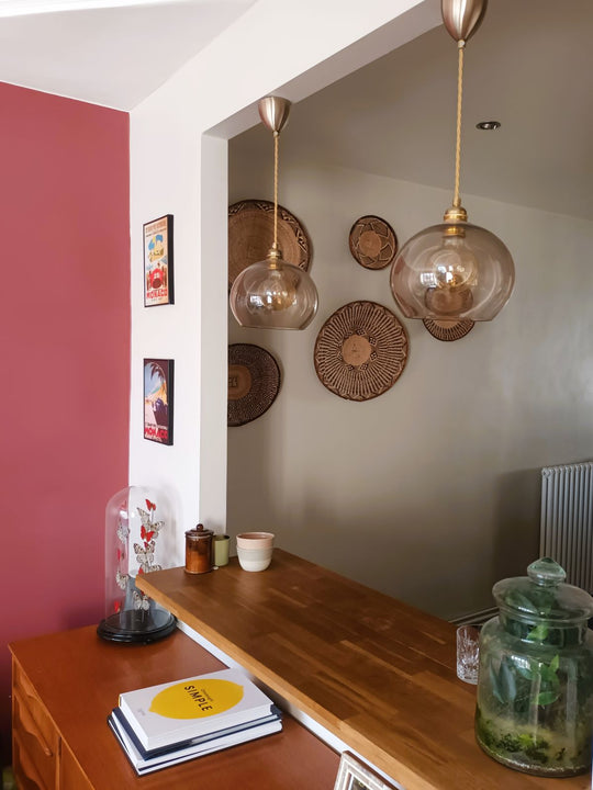 Cocina de Clara con lámparas de techo y cestas decorativas en la pared